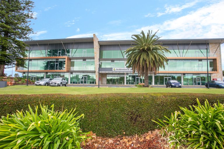 2 Queensgate Drive, CANNING VALE  WA  6155